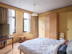 In het levendige Sint-Amandsberg, op wandelafstand van de Rozebroeken en tal van leuke hotspots, vind je deze karaktervolle halfopen bebouwing met een...