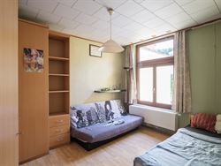 In het levendige Sint-Amandsberg, op wandelafstand van de Rozebroeken en tal van leuke hotspots, vind je deze karaktervolle halfopen bebouwing met een...