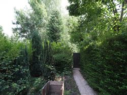 In het levendige Sint-Amandsberg, op wandelafstand van de Rozebroeken en tal van leuke hotspots, vind je deze karaktervolle halfopen bebouwing met een...