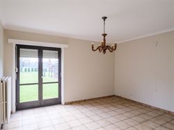 In een rustige, brede laan met volwassen bomen en zonder doorgaand verkeer ligt deze robuuste woning op een royaal perceel van 1.593 m², met maar lie...