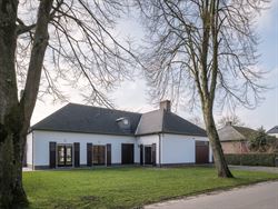 In een rustige, brede laan met volwassen bomen en zonder doorgaand verkeer ligt deze robuuste woning op een royaal perceel van 1.593 m², met maar lie...