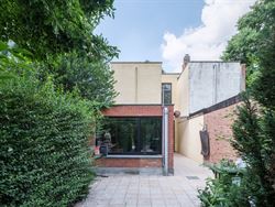 In het levendige Sint-Amandsberg, op wandelafstand van de Rozebroeken en tal van leuke hotspots, vind je deze karaktervolle halfopen bebouwing met een...