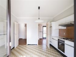 In een rustige, brede laan met volwassen bomen en zonder doorgaand verkeer ligt deze robuuste woning op een royaal perceel van 1.593 m², met maar lie...