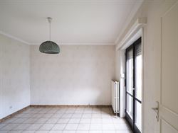 In een rustige, brede laan met volwassen bomen en zonder doorgaand verkeer ligt deze robuuste woning op een royaal perceel van 1.593 m², met maar lie...