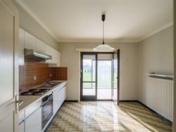 In een rustige, brede laan met volwassen bomen en zonder doorgaand verkeer ligt deze robuuste woning op een royaal perceel van 1.593 m², met maar lie...
