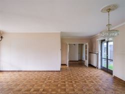 In een rustige, brede laan met volwassen bomen en zonder doorgaand verkeer ligt deze robuuste woning op een royaal perceel van 1.593 m², met maar lie...