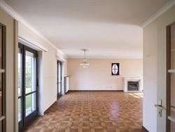 In een rustige, brede laan met volwassen bomen en zonder doorgaand verkeer ligt deze robuuste woning op een royaal perceel van 1.593 m², met maar lie...
