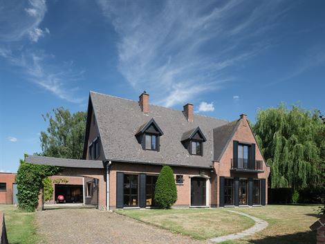 BEZOEKMOMENT VOLZET!

In het gegeerde Drongen, waar rust en bereikbaarheid hand in hand gaan, wacht een solide woning met karakter. 
Gebouwd in de ...