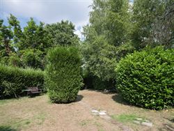 In het levendige Sint-Amandsberg, op wandelafstand van de Rozebroeken en tal van leuke hotspots, vind je deze karaktervolle halfopen bebouwing met een...
