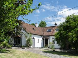 Welkom in het hart van de Vlaamse Ardennen, waar natuur, rust en ruimte elkaar ontmoeten. Deze karaktervolle woning op Boigneberg 1 in Maarkedal ligt ...