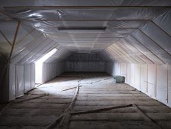 In een rustige, brede laan met volwassen bomen en zonder doorgaand verkeer ligt deze robuuste woning op een royaal perceel van 1.593 m², met maar lie...