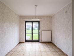 In een rustige, brede laan met volwassen bomen en zonder doorgaand verkeer ligt deze robuuste woning op een royaal perceel van 1.593 m², met maar lie...