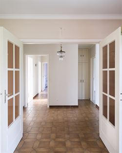 In een rustige, brede laan met volwassen bomen en zonder doorgaand verkeer ligt deze robuuste woning op een royaal perceel van 1.593 m², met maar lie...