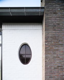 In een rustige, brede laan met volwassen bomen en zonder doorgaand verkeer ligt deze robuuste woning op een royaal perceel van 1.593 m², met maar lie...