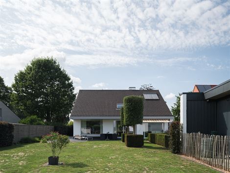 Deze instapklare villa ligt op een zuidgericht perceel van 1.214 m² met uitzicht op achterliggende weilanden. De woning werd gebouwd in 1980, maar kr...