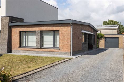 Op een rustige locatie in Drongen ligt deze verzorgde halfopen woning op een perceel van 352m². Bouwjaar ca. 1969, maar sindsdien met zorg gerenoveer...