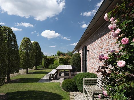 Deze charmante hoeve werd in 2003 tot in de puntjes gerenoveerd met hoogwaardige materialen. Het resultaat? Een klassevolle woning waar licht, ruimte ...