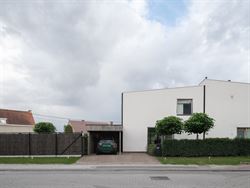 Deze recent gebouwde BEN-woning (E-peil ≤ 20) combineert hedendaagse architectuur met een topafwerking en een energiezuinig karakter. Gelegen op de ...