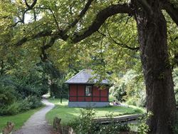 Op de vierde verdieping van een verzorgd gebouw uit 1967 vind je dit prachtig vernieuwde appartement met een royale bewoonbare oppervlakte van 115 m²...