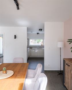Instapklare gezinswoning met tuin & 4 slaapkamers in Wondelgem.

In een rustige, kindvriendelijke wijk in Wondelgem ontdek je deze hedendaagse wonin...
