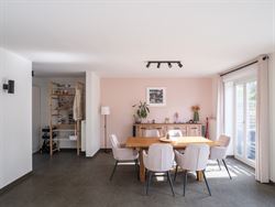 Instapklare gezinswoning met tuin & 4 slaapkamers in Wondelgem.

In een rustige, kindvriendelijke wijk in Wondelgem ontdek je deze hedendaagse wonin...