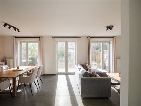 Instapklare gezinswoning met tuin & 4 slaapkamers in Wondelgem.

In een rustige, kindvriendelijke wijk in Wondelgem ontdek je deze hedendaagse wonin...