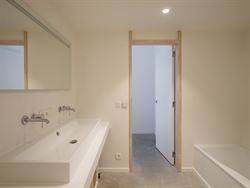 Deze recent gebouwde BEN-woning (E-peil ≤ 20) combineert hedendaagse architectuur met een topafwerking en een energiezuinig karakter. Gelegen op de ...