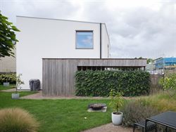 Deze recent gebouwde BEN-woning (E-peil ≤ 20) combineert hedendaagse architectuur met een topafwerking en een energiezuinig karakter. Gelegen op de ...