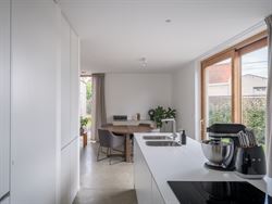 Deze recent gebouwde BEN-woning (E-peil ≤ 20) combineert hedendaagse architectuur met een topafwerking en een energiezuinig karakter. Gelegen op de ...