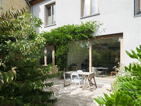 Stap binnen in deze prachtige burgerwoning uit de tweede helft van de 19de eeuw, waar authentieke elementen en hedendaags wooncomfort naadloos samenvl...