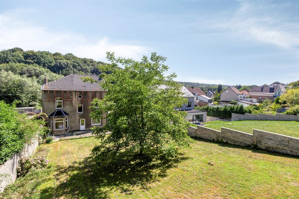 Belle vaste maison, avec garage de folie, grenier aménageable.