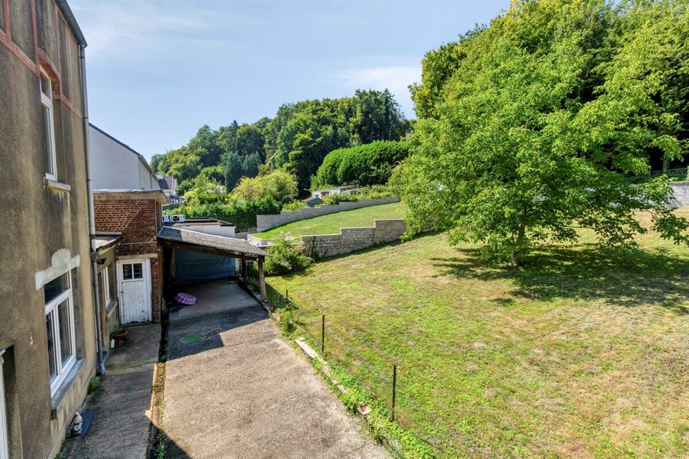 Belle vaste maison, avec garage de folie, grenier aménageable.
