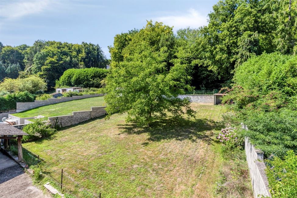 Belle vaste maison, avec garage de folie, grenier aménageable.