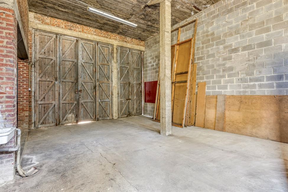 Belle vaste maison, avec garage de folie, grenier aménageable.