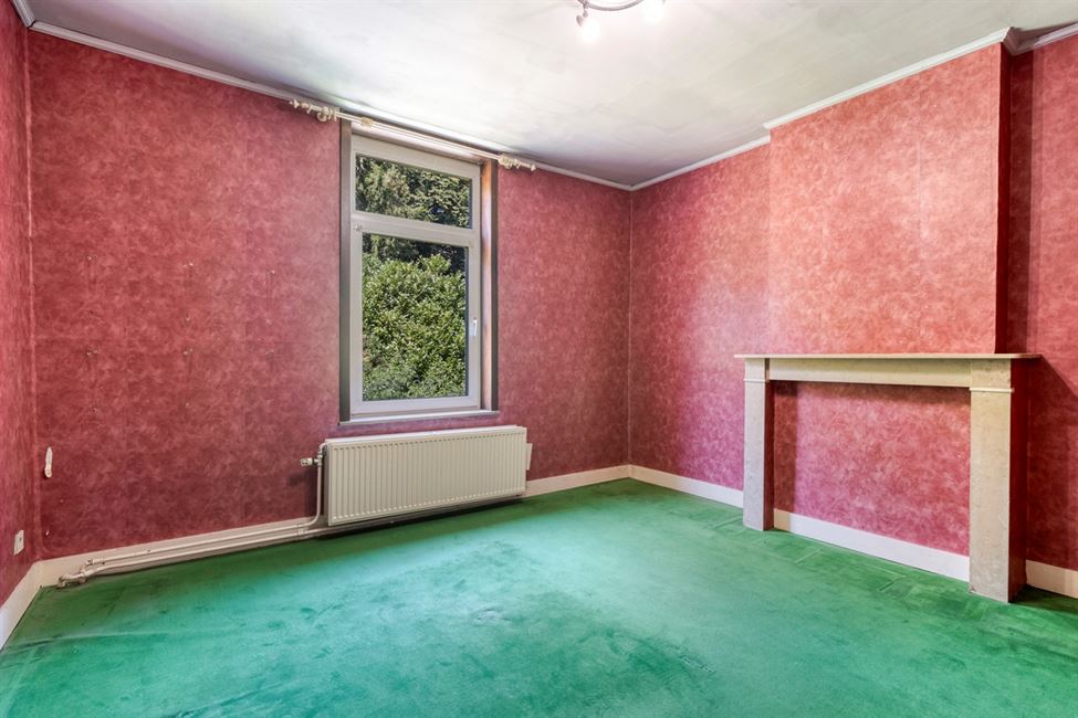 Belle vaste maison, avec garage de folie, grenier aménageable.