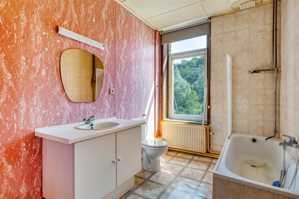 Belle vaste maison, avec garage de folie, grenier aménageable.