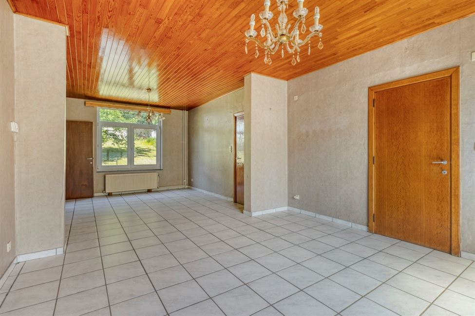 Belle vaste maison, avec garage de folie, grenier aménageable.