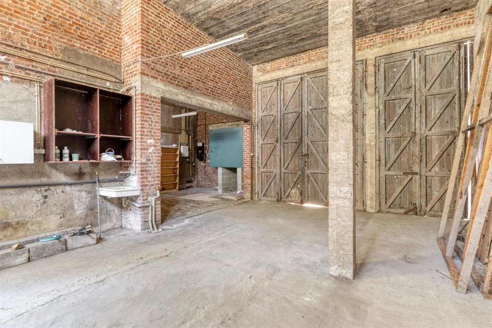 Belle vaste maison, avec garage de folie, grenier aménageable.