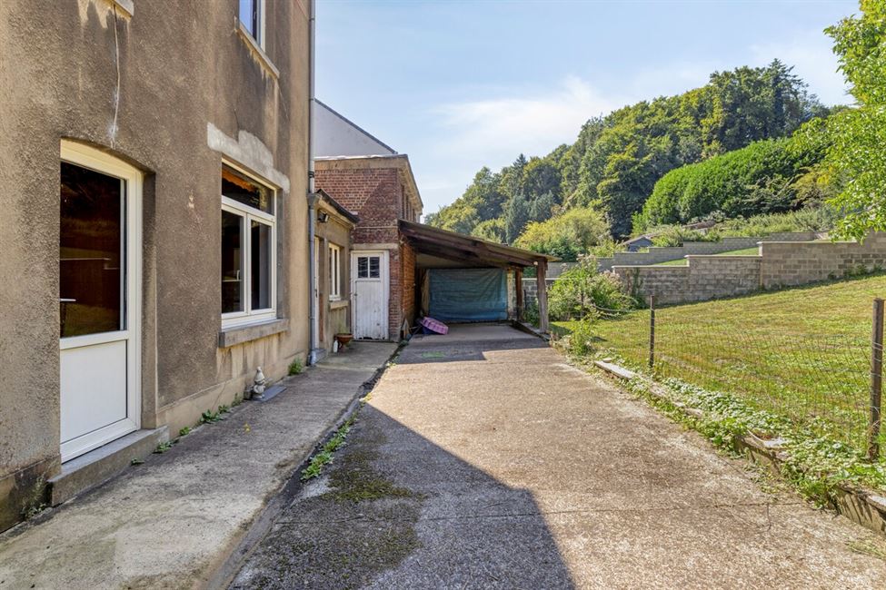 Belle vaste maison, avec garage de folie, grenier aménageable.