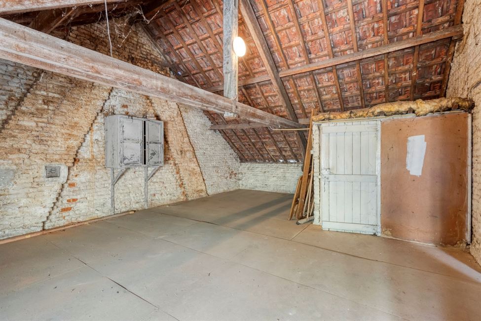 Belle vaste maison, avec garage de folie, grenier aménageable.