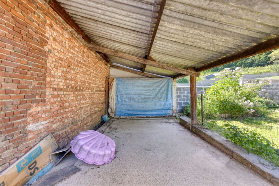 Belle vaste maison, avec garage de folie, grenier aménageable.