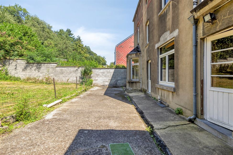Belle vaste maison, avec garage de folie, grenier aménageable.