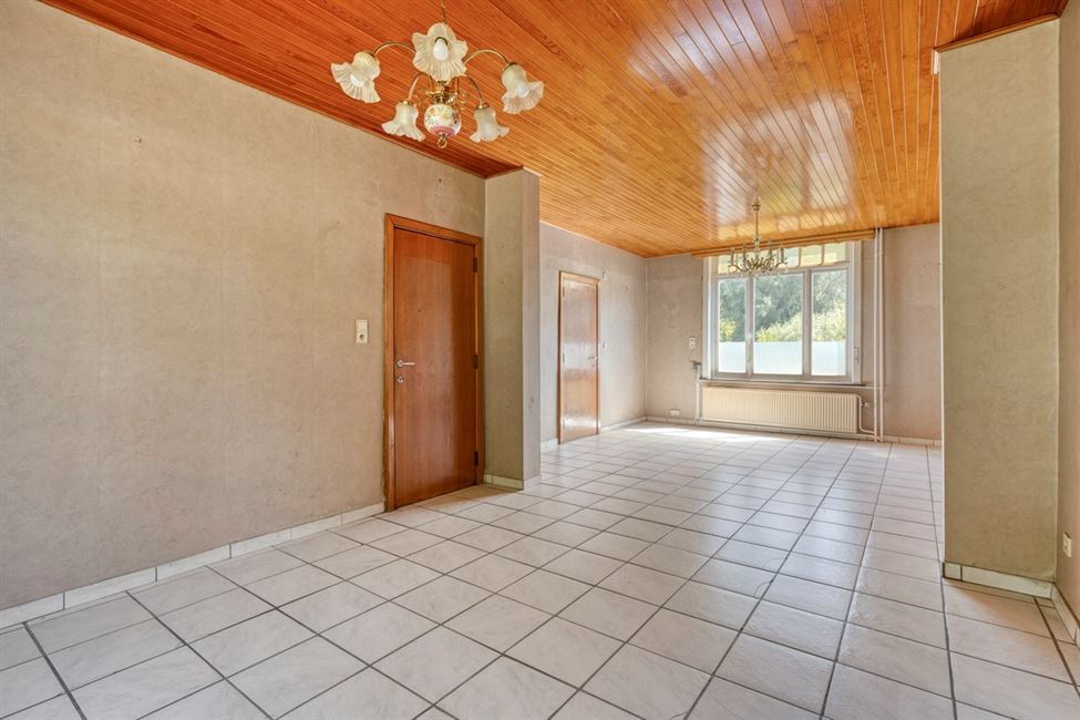 Belle vaste maison, avec garage de folie, grenier aménageable.