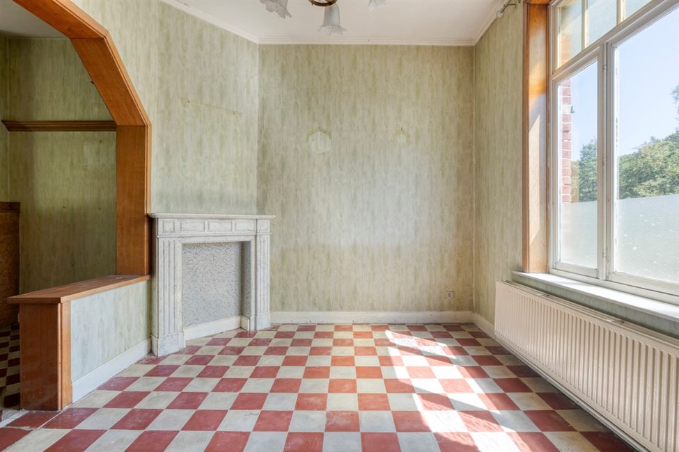 Belle vaste maison, avec garage de folie, grenier aménageable.