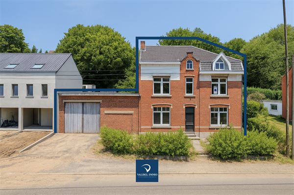 Belle vaste maison, avec garage de folie, grenier aménageable.