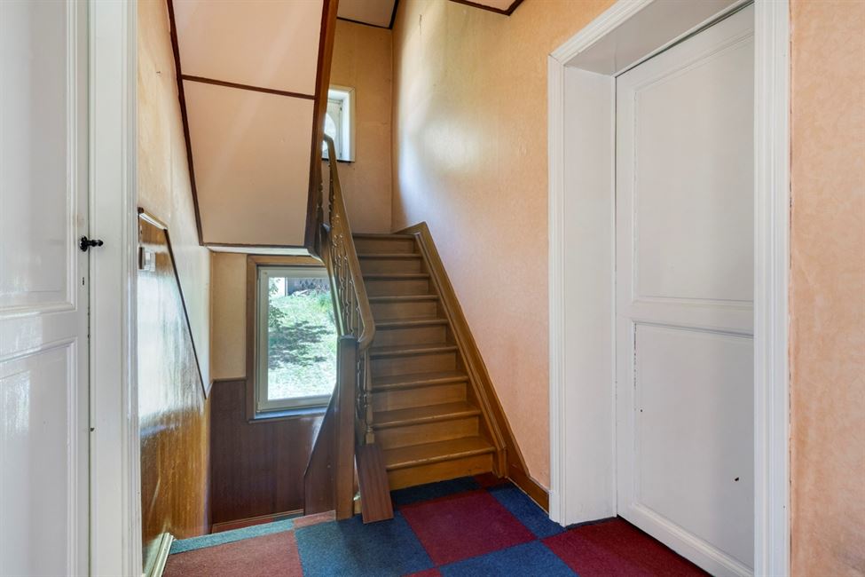 Belle vaste maison, avec garage de folie, grenier aménageable.