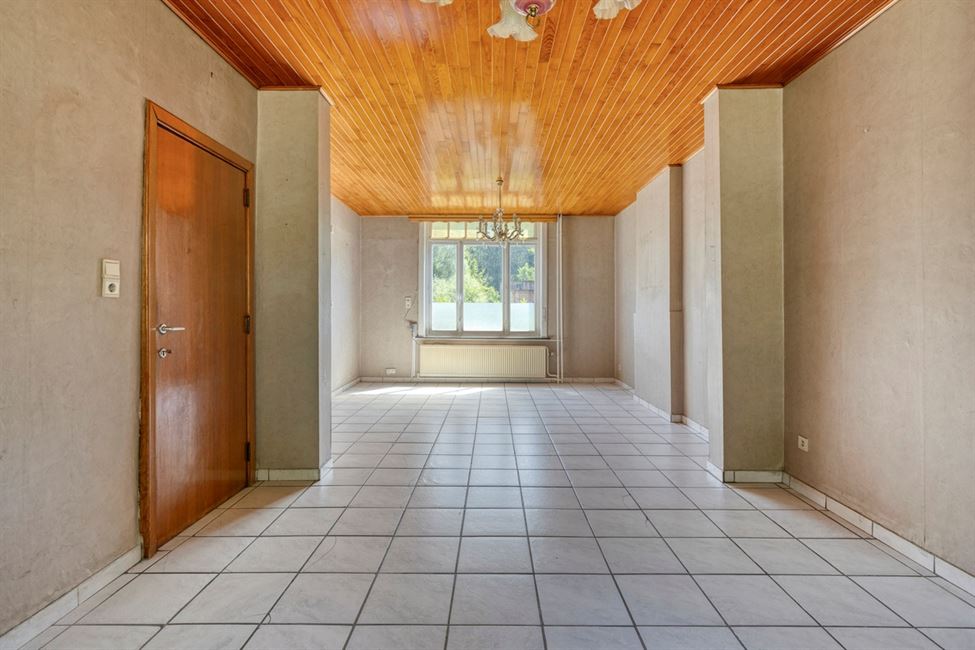 Belle vaste maison, avec garage de folie, grenier aménageable.