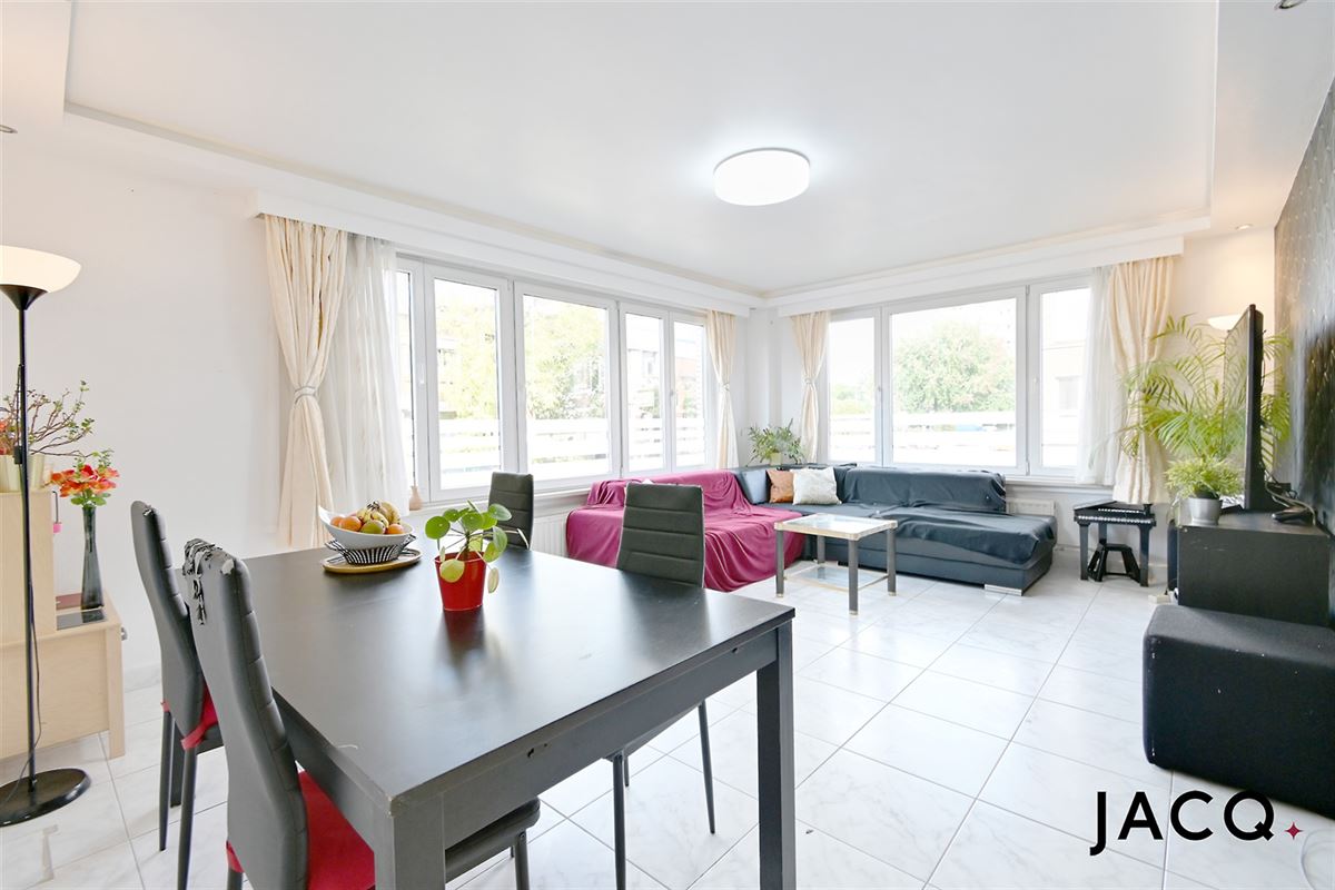 Ruim appartement met 2 slaapkamers te Berchem