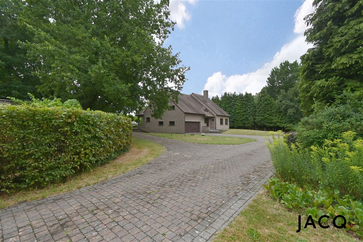 Charmante villa met 4 à 5 slpk's, 2 garages op een prachtig perceel van 3857m²