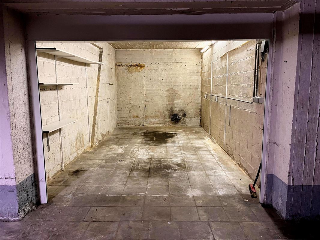 Indoor box closed